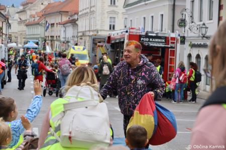 Otroci kamniških šol in vrtcev rajali na Glavnem trgu in se učili o trajnostni mobilnosti (73)